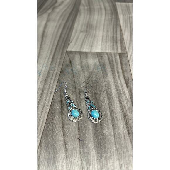 Beautiful light weight blue and silver earrings - Picture 2 of 3